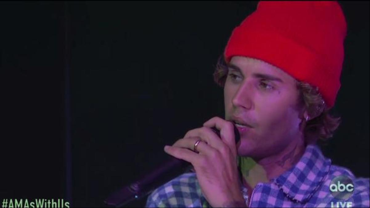 Justin Bieber olvida la letra de su canción en su primera actuación del año