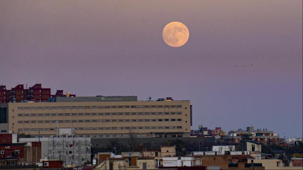Luna llena sobre Santa Coloma de Gramenet Luna llena sobre Santa Coloma de Gramenet