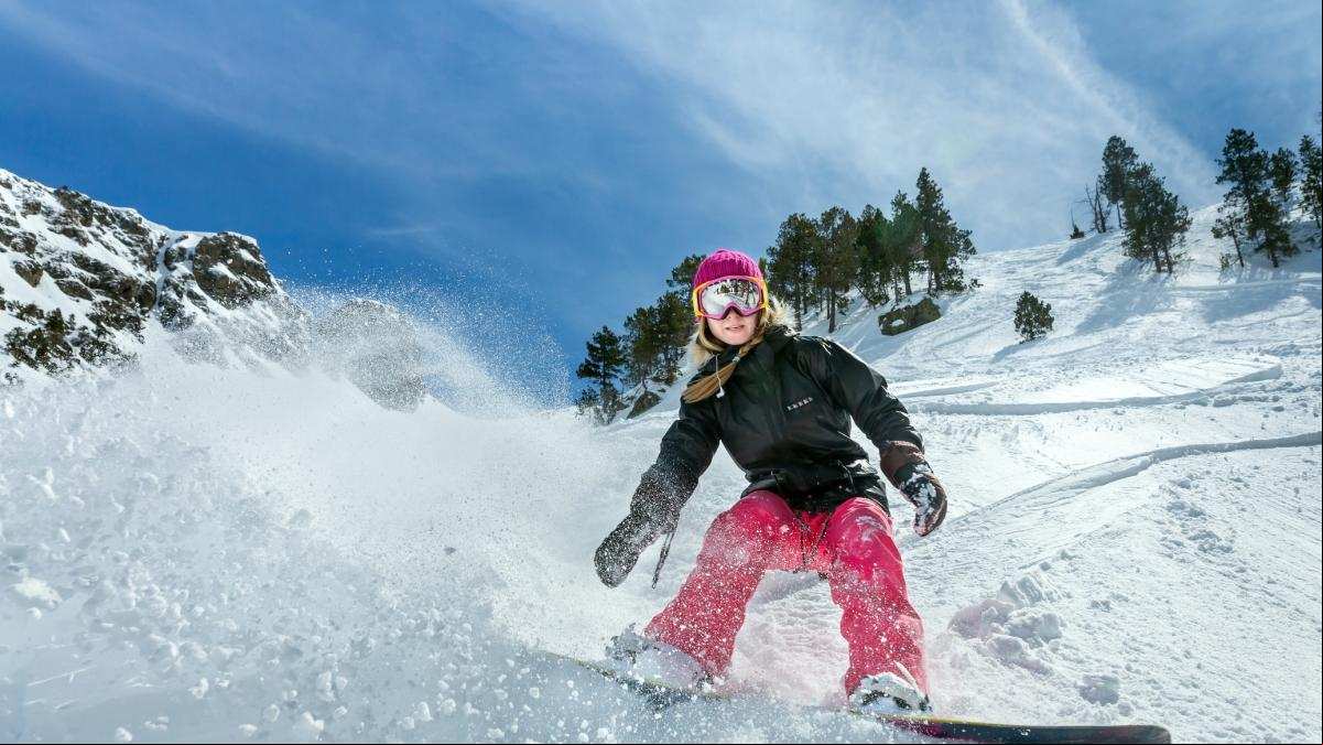 Escapada de esquí en Andorra en enero por 148€ o Costa de la Luz por 134€, chollos de hoy