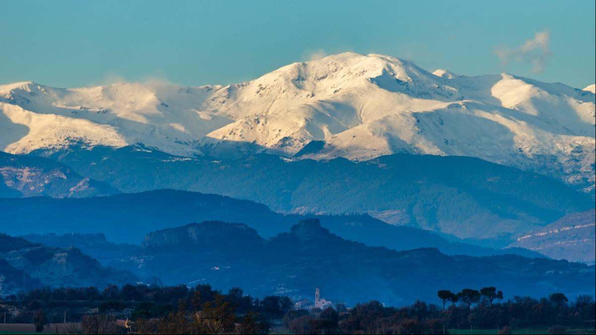 El Puigmal luce nevado a kilómetros de distancia
