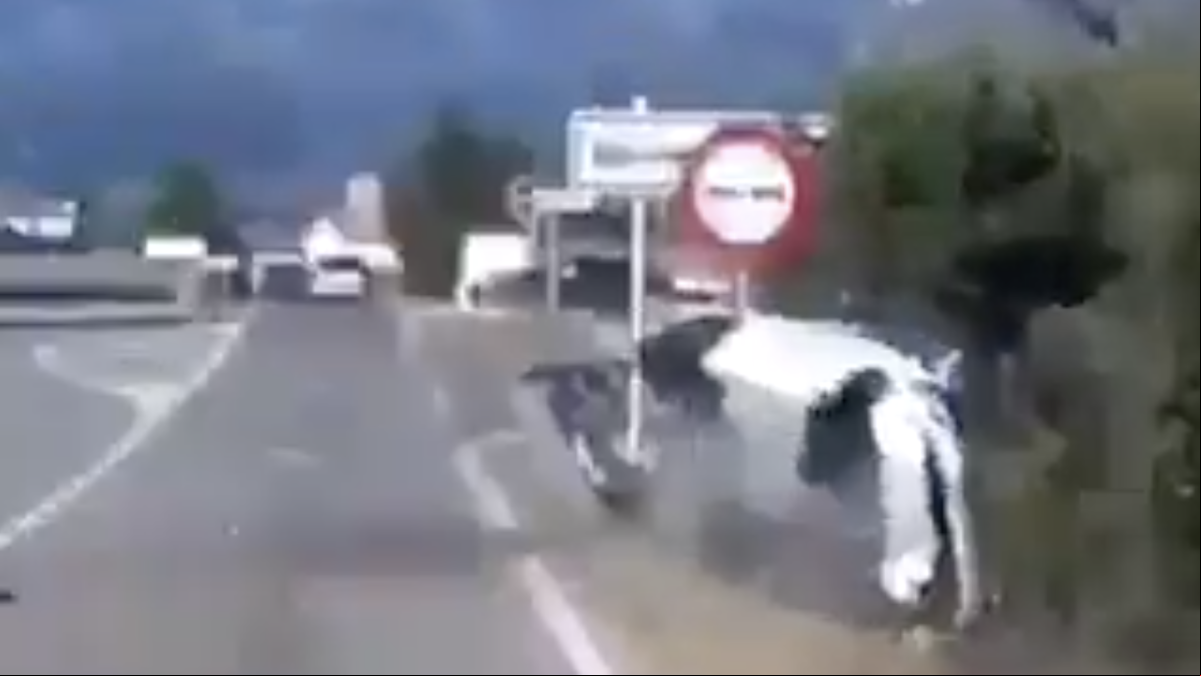 Un coche pierde el control y vuelca al salirse de la carretera C-51 en el Vendrell