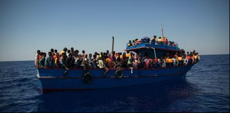 Un bote de migrantes espera a ser rescatado por el buque humanitario 'Aquarius', a 30 millas náuticas de la costa de Libia