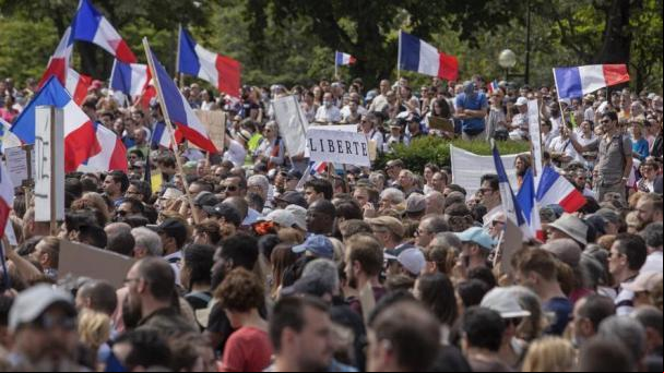 Tensión en París en una protesta contra el pasaporte sanitario