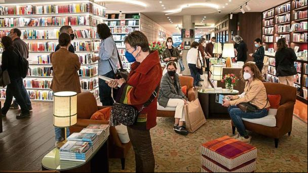 Así vivieron algunas librerías su primer Sant Jordi