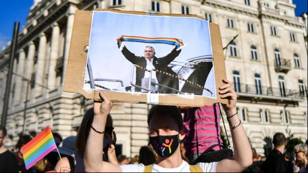 Hungría aprueba una polémica ley que prohíbe la “promoción” de la homosexualidad ante menores