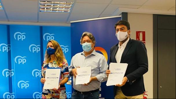 El PP centra su discurso en una ponencia que recopila los años de oposición de Isabel Bonig