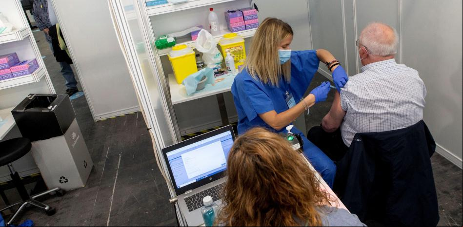 Salut prevé empezar a vacunar a la franja de edad de 40 a 50 en junio