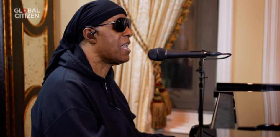 Stevie Wonder se va de EE.UU. por la agitación