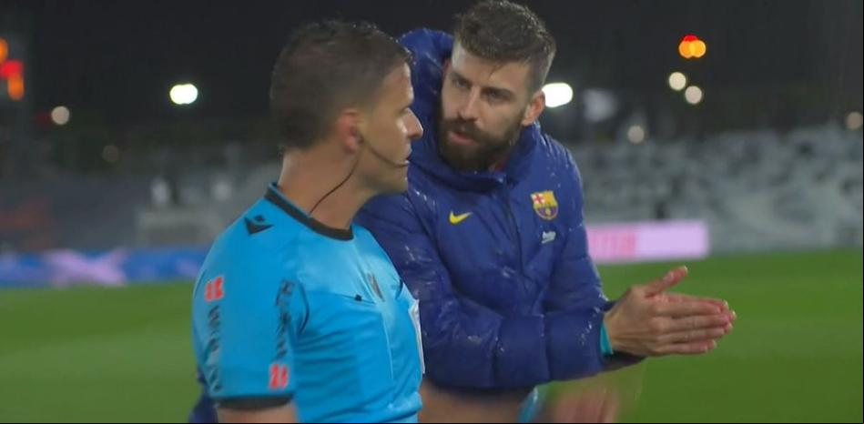 Gerard Piqué saltó al campo para reprochar a Gil Manzano su polémico arbitraje