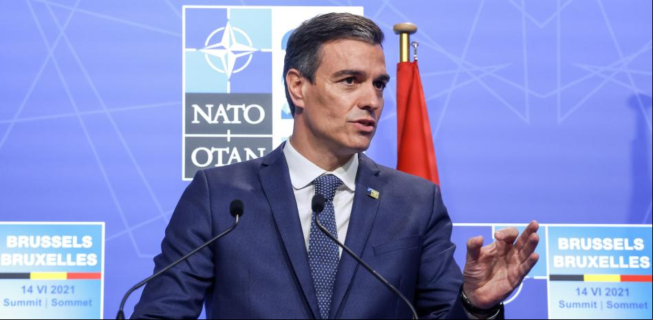 Sánchez critica la interpelación de Ayuso al Rey y defiende los indultos desde Bruselas