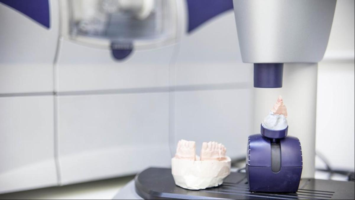 ¿Qué es la tecnología CAD/CAM y cómo se utiliza en un laboratorio de prótesis dental?