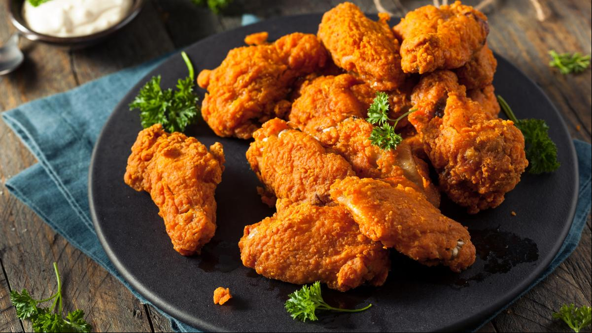 Condenada a nueve años de prisión una mujer por robar alitas de pollo por valor de 1,5 millones de dólares