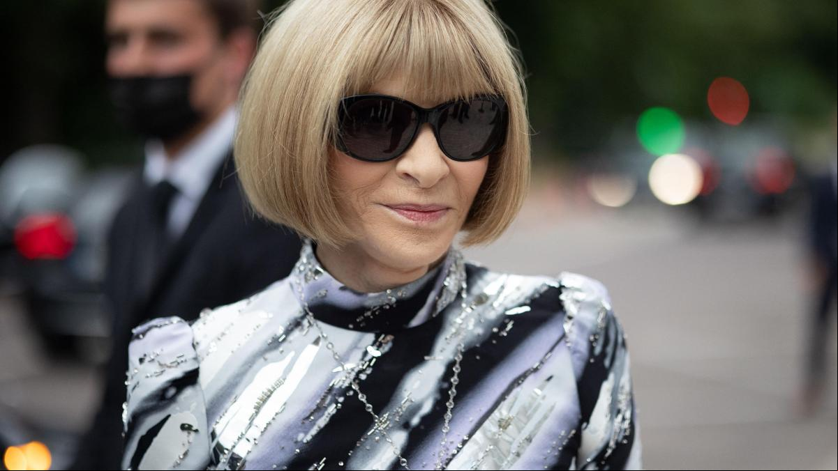 Ni amarilla ni negra: Anna Wintour confirma en Milán cuál es la chaqueta de cuero de la primavera