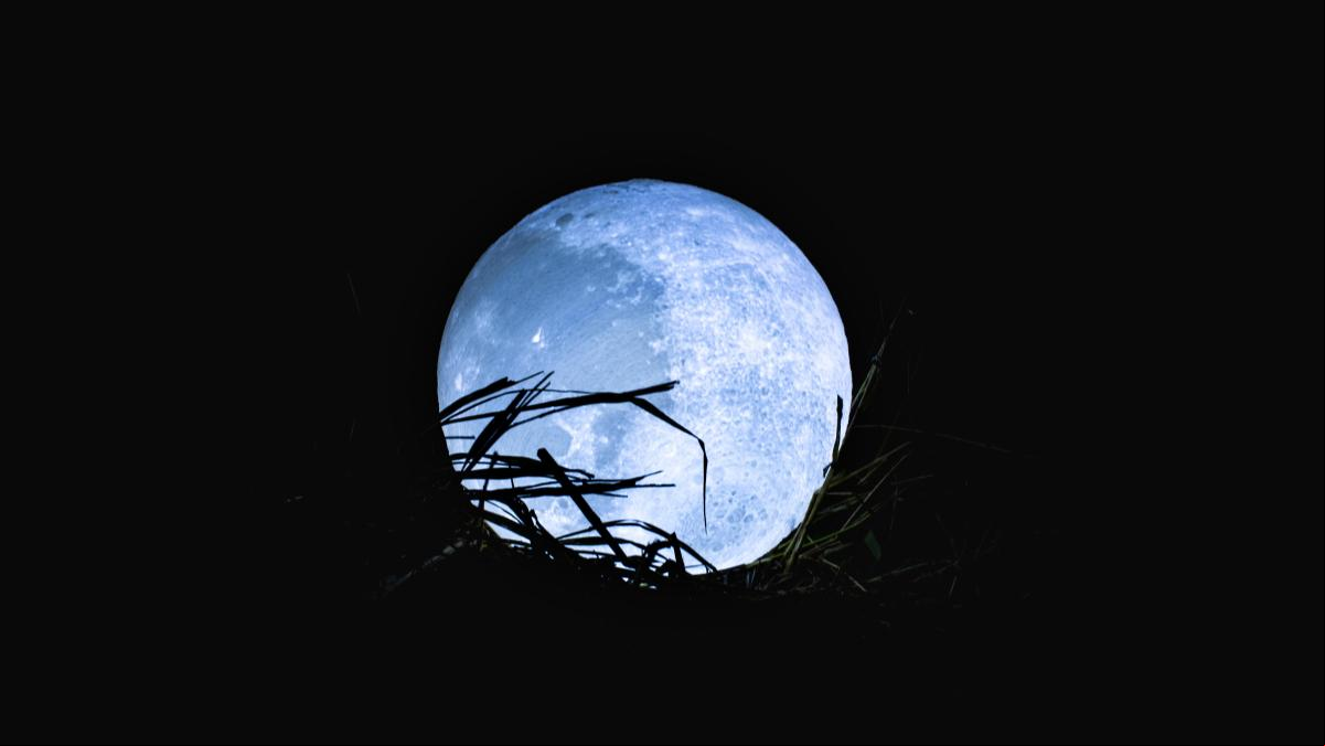 Por qué la luna llena azul no es azul
