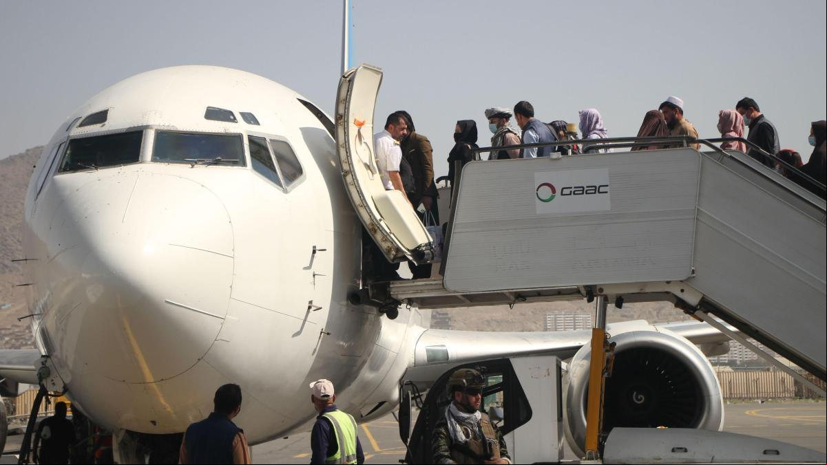 El aeropuerto de Kabul reanuda los vuelos de evacuación al extranjero