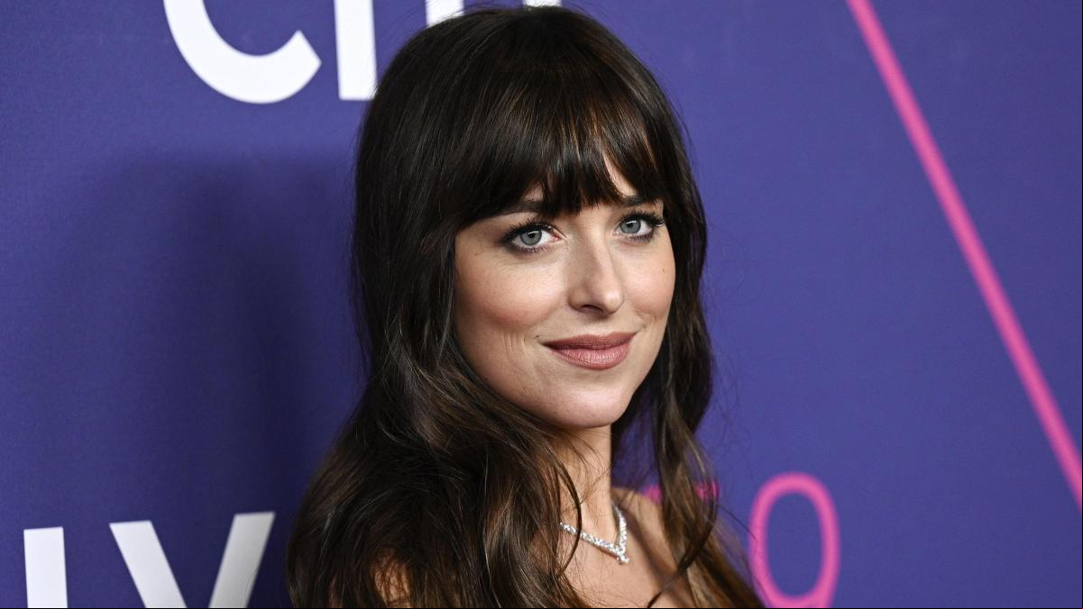 Falda satinada y botas altas: la lección de estilo de Dakota Johnson con la combinación tendencia