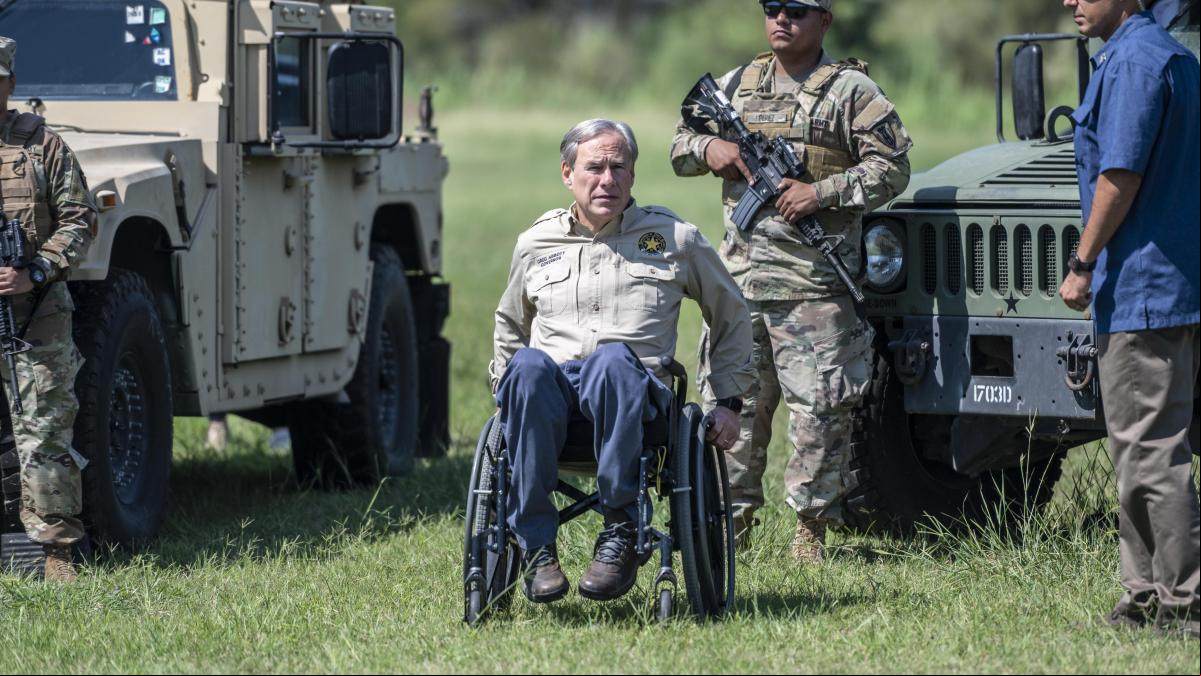 El gobernador de Texas va a la guerra con Biden por el mandato de vacunación