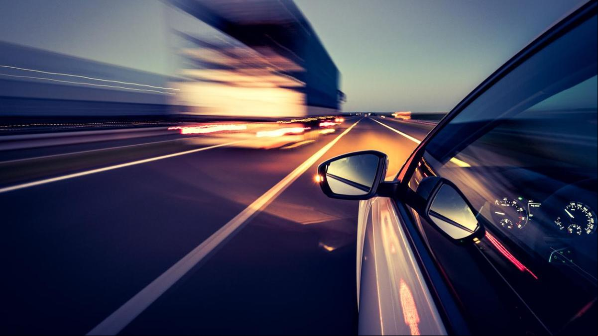 El 30% de los conductores adelanta en línea continua y casi el 50% excede la velocidad legal