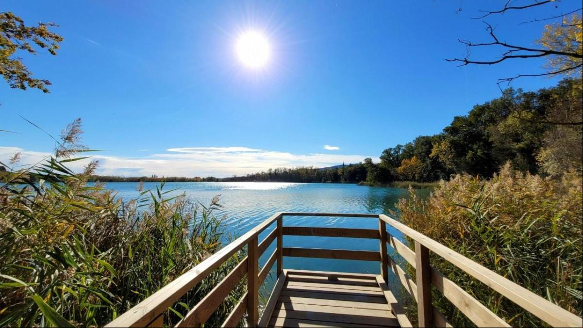 El luminoso otoño del lago de Banyoles