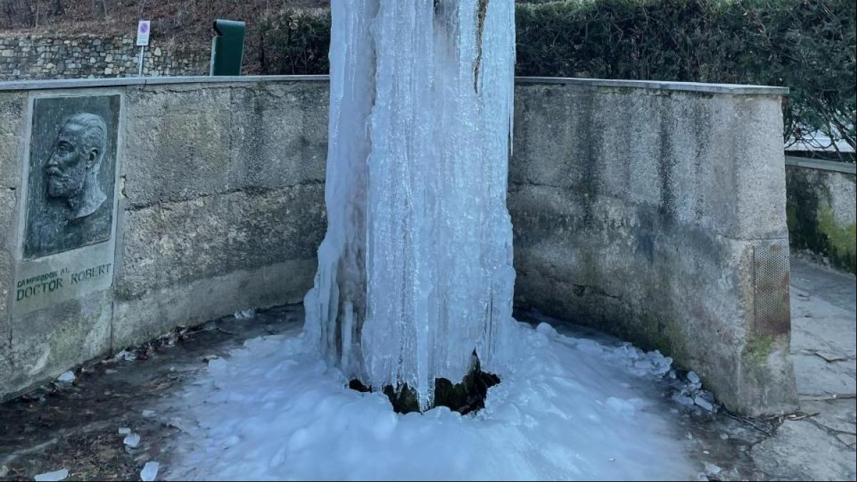 El monumento al Doctor Robert se convierte en una escultura de hielo