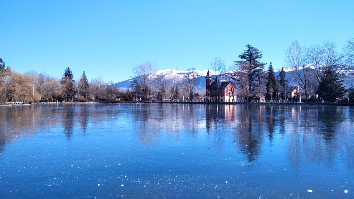 Juego de reflejos en el lago helado de Puigcerdà
