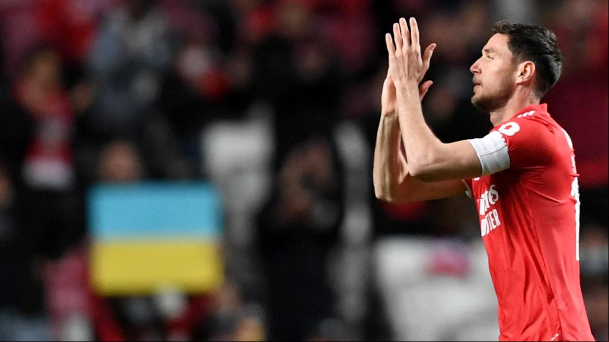 El ucraniano Yaremchuk rompe a llorar al recibir la ovación y el apoyo de la afición del Benfica
