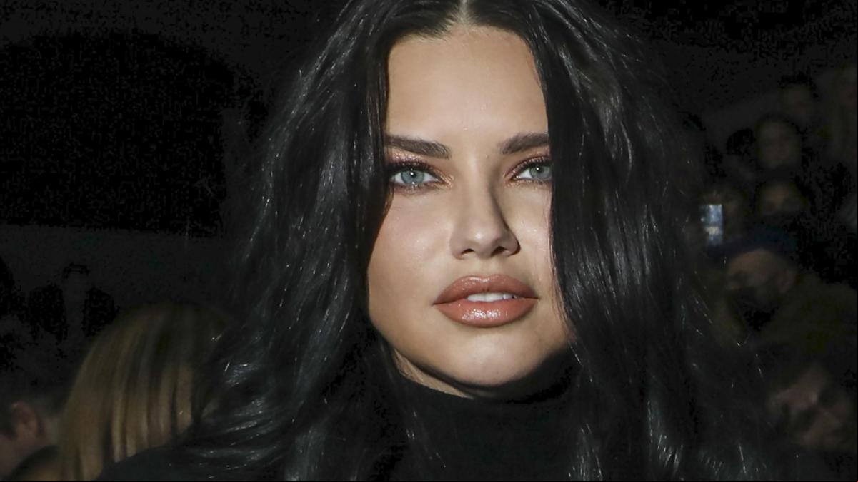 Adriana Lima desfila irreconocible en la última etapa de su embarazo