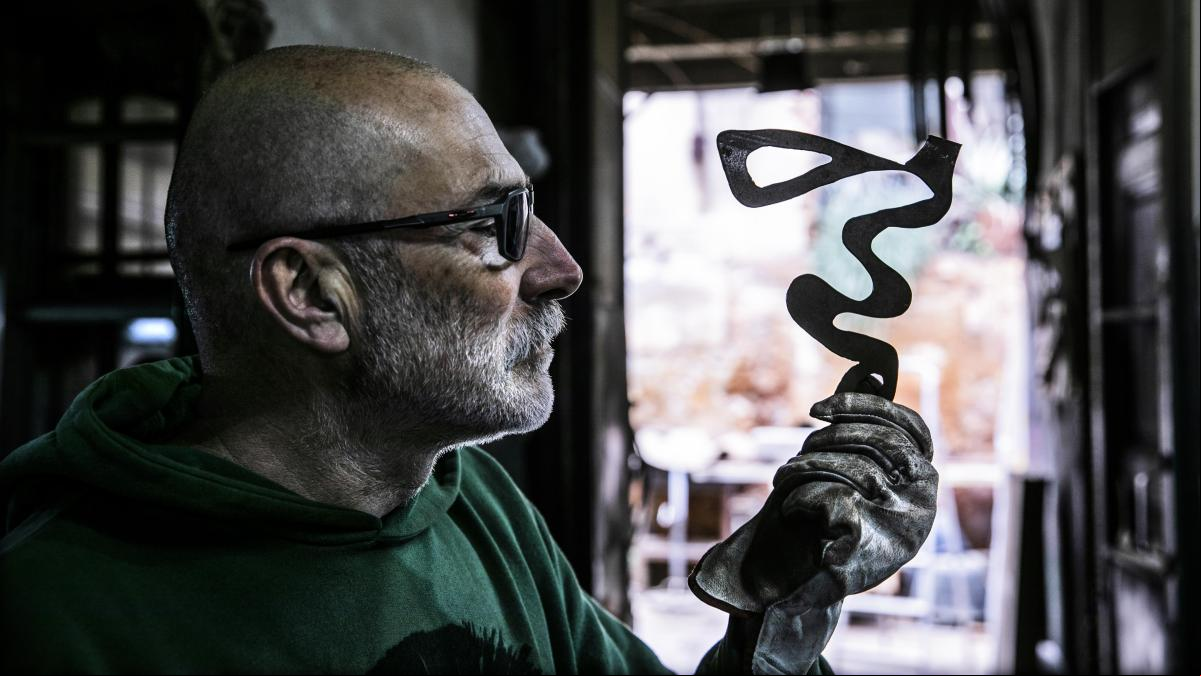 Darío Aguilar, el escultor que saca los colores al hierro