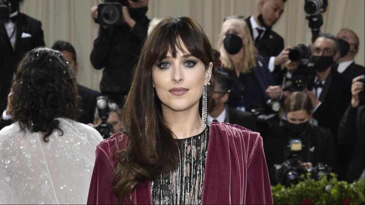 El vestido metalizado de Dakota Johnson tiene su versión asequible en Mango