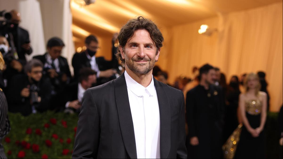 Bradley Cooper sale con Huma Abedin, que fue asesora de Hillary Clinton