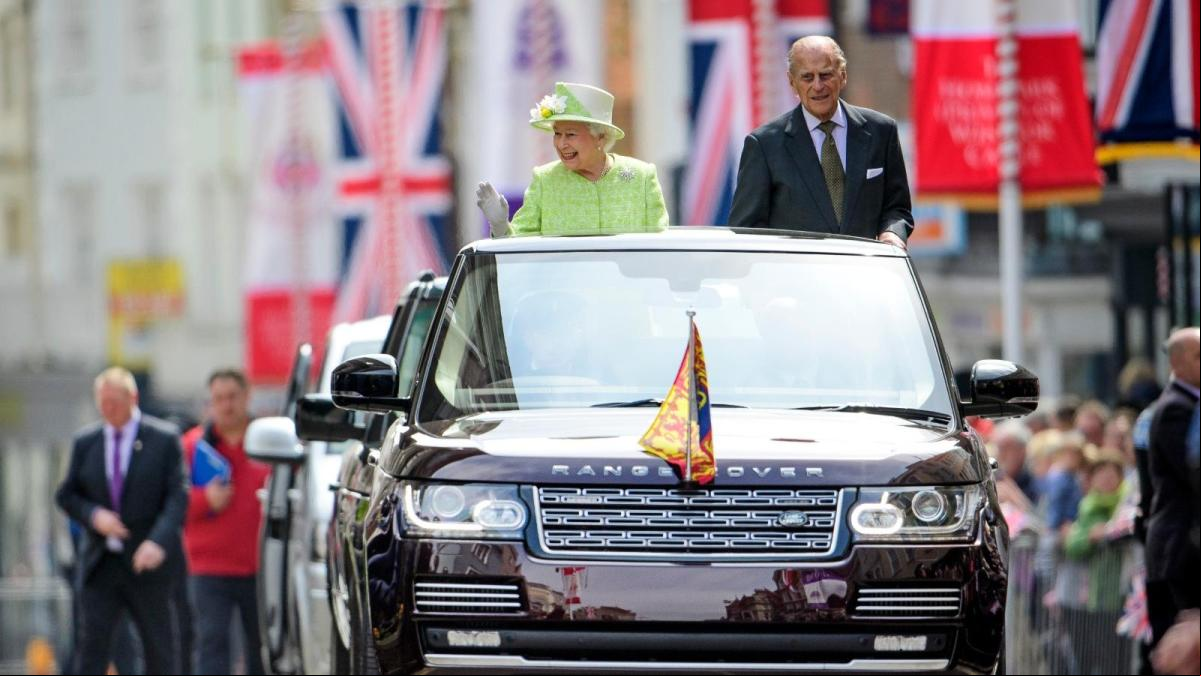 Las historias más curiosas que esconde la colección de coches de la reina Isabel II