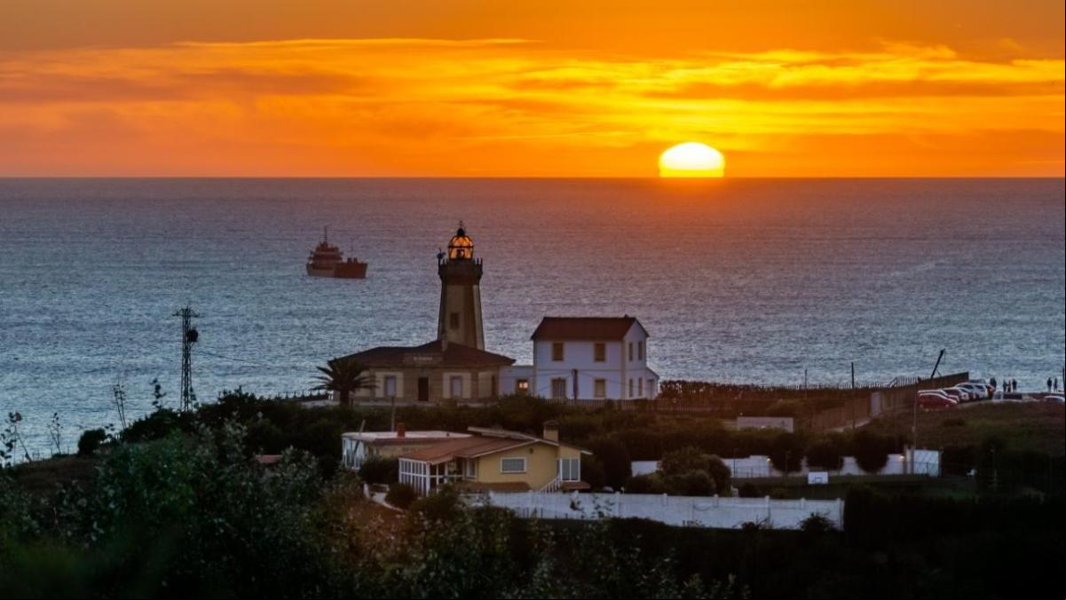 La puesta de sol en el Faro de Avilés