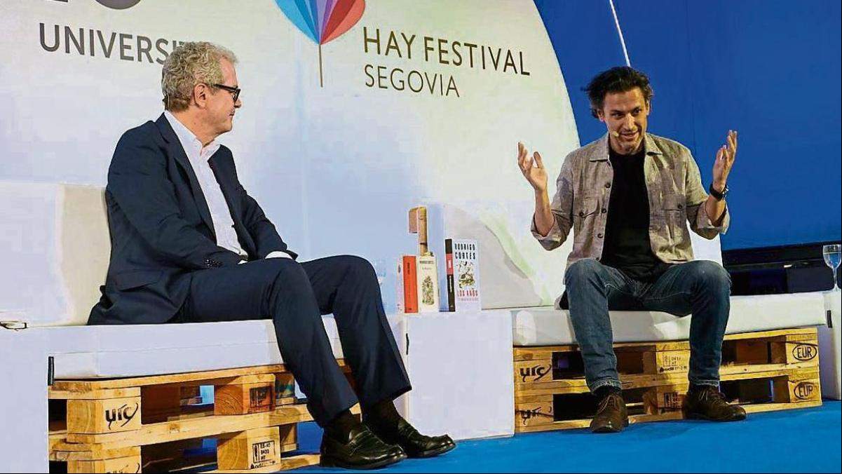 Rodrigo Cortés y Pablo Isla juegan al ping-pong en el Hay Festival de Segovia
