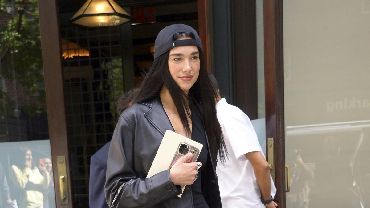 Dua Lipa se suma a la excéntrica moda iniciada por Kim Kardashian