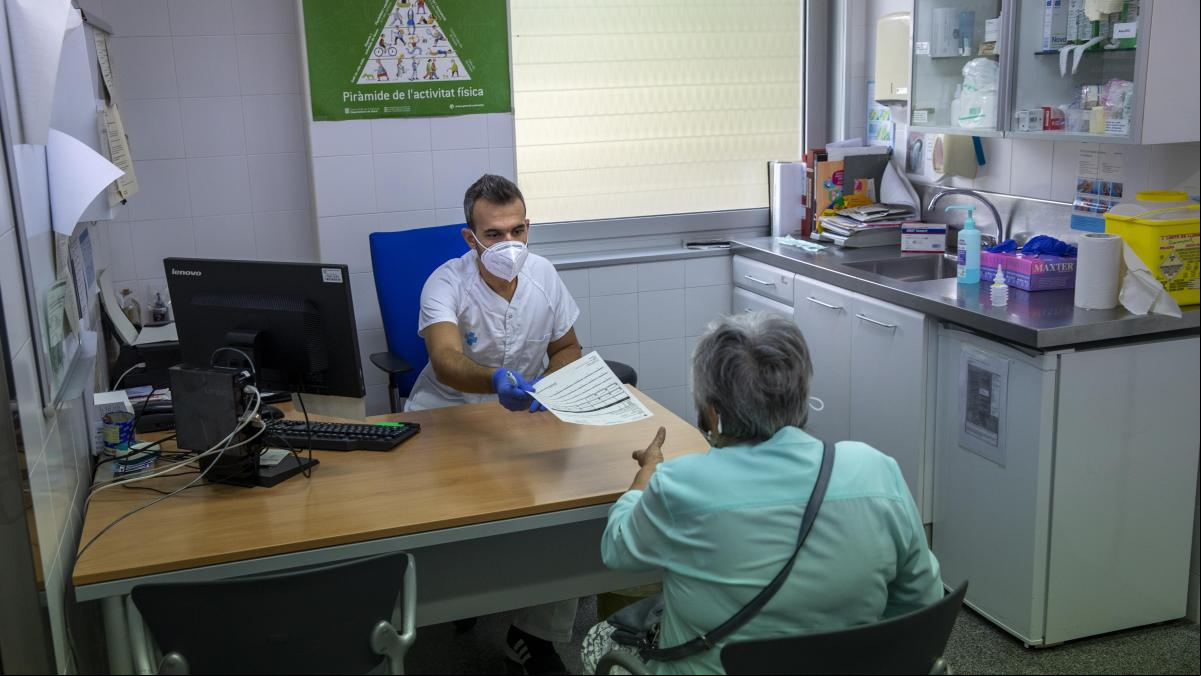 Los médicos urgen a cambiar el modelo de bajas laborales en 2023 para evitarles trámites