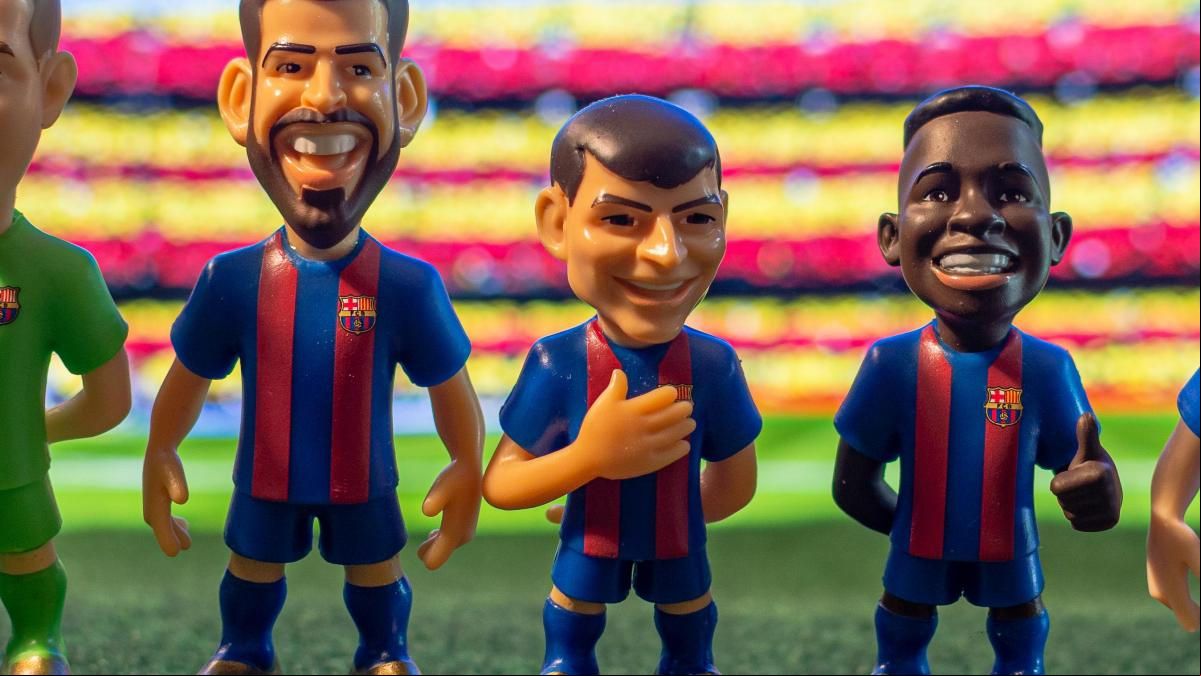 Los jugadores hechos miniatura de dos emprendedores futboleros