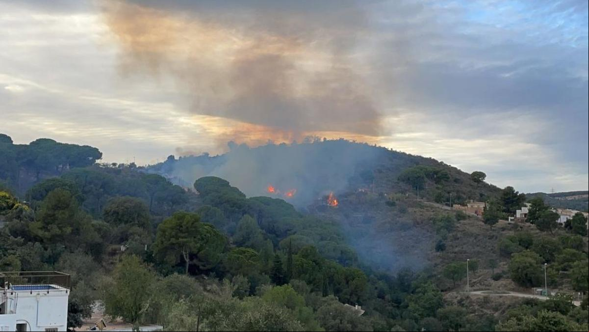 Un incendio de vegetación en Sant Vicenç dels Horts obliga a confinar a un instituto
