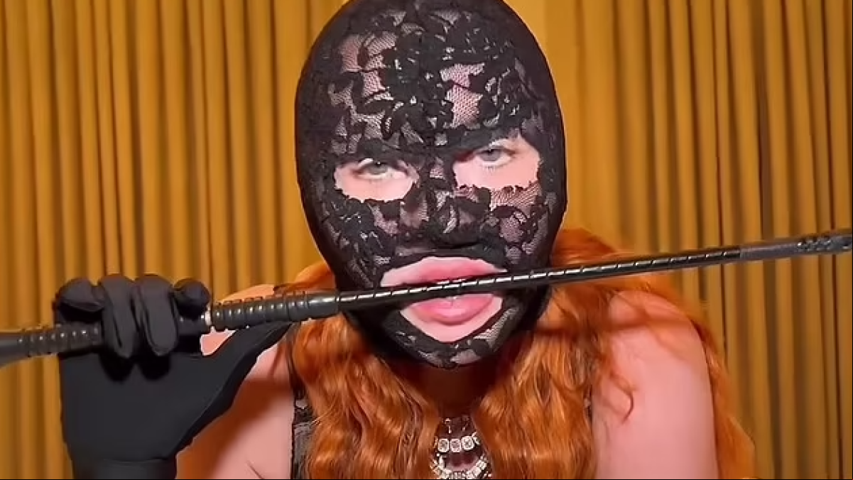 Madonna, en ropa bondage y mordiendo una fusta