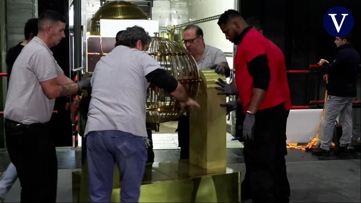 Así ha sido la llegada de los bombos de la Lotería de Navidad al Teatro Real de Madrid