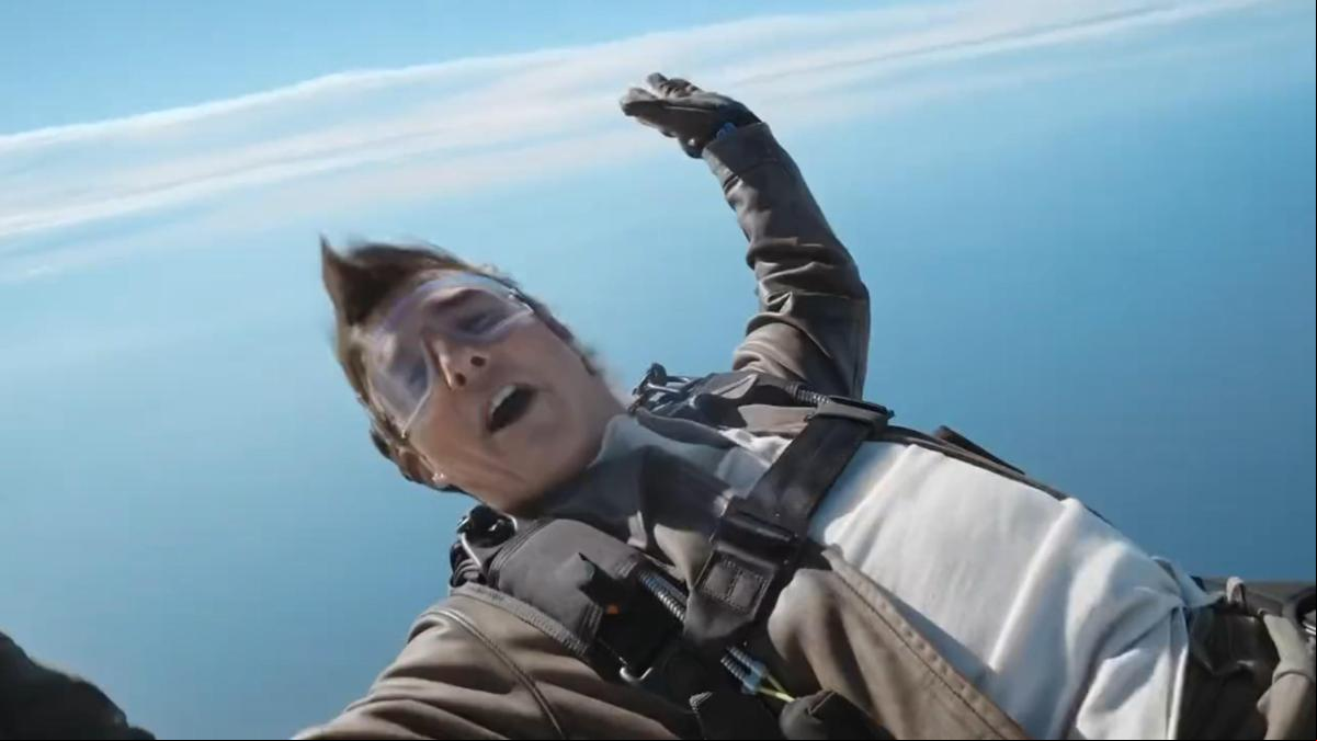Tom Cruise se lanza en caída libre desde un avión para felicitar la Navidad a sus seguidores