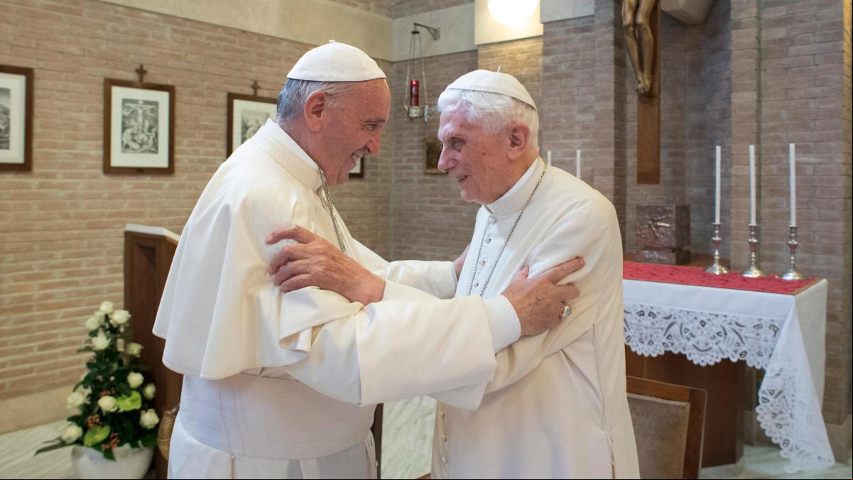 Benedicto XVI y Francisco: la difícil convivencia de los dos papas