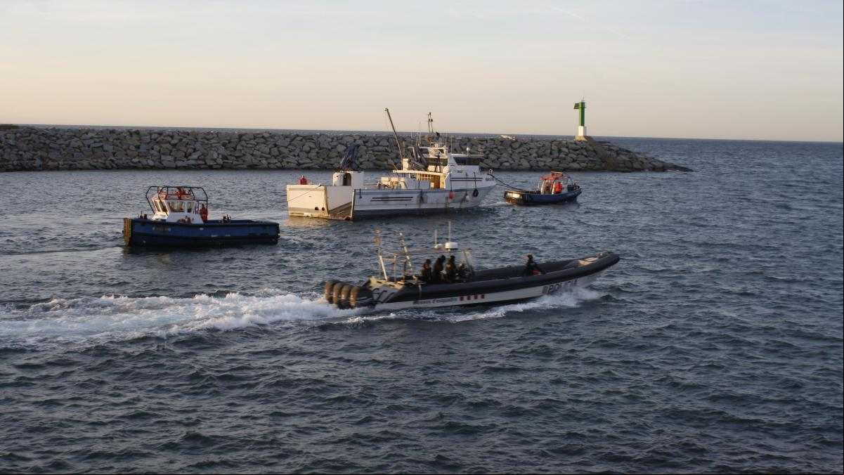 Ports retira un barco ocupado en el puerto de Arenys que era refugio de delincuentes