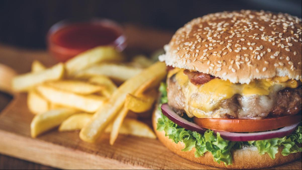 ¿Qué tiene de malo una hamburguesa? “Aporta demasiada energía y pocos nutrientes”