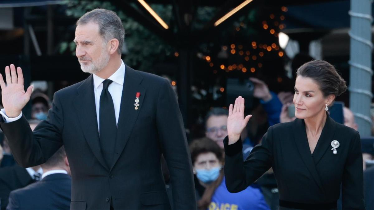 Qué significan los broches que han llevado los reyes en el funeral de Constantino de Grecia