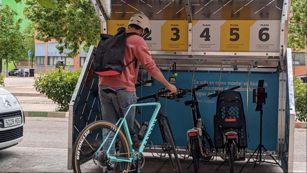 Adif se suma a la revolución ciclista instalando aparcamientos seguros en 42 estaciones
