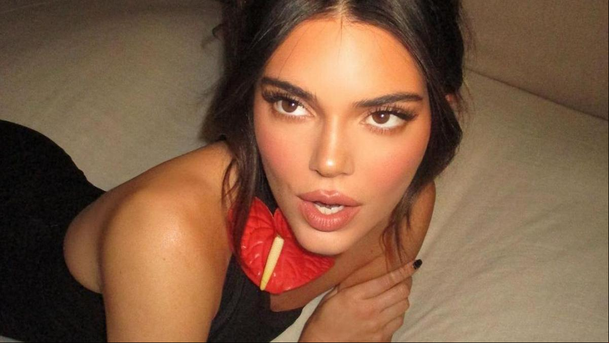 Los exagerados collares flor que arrasan en Instagram seducen a Kendall Jenner