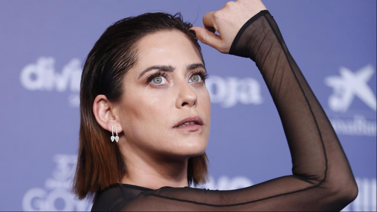 Las transparencias de María León: su impactante vestido con sello español para los Goya