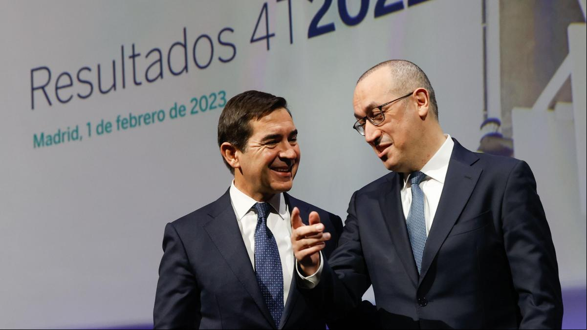 El presidente del BBVA ganó 8,29 millones en el 2022, el 6% más