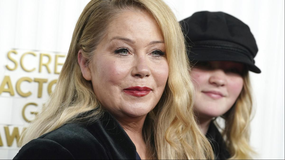 Christina Applegate, emocionada en los premios SAG antes de retirarse por culpa de la esclerosis múltiple