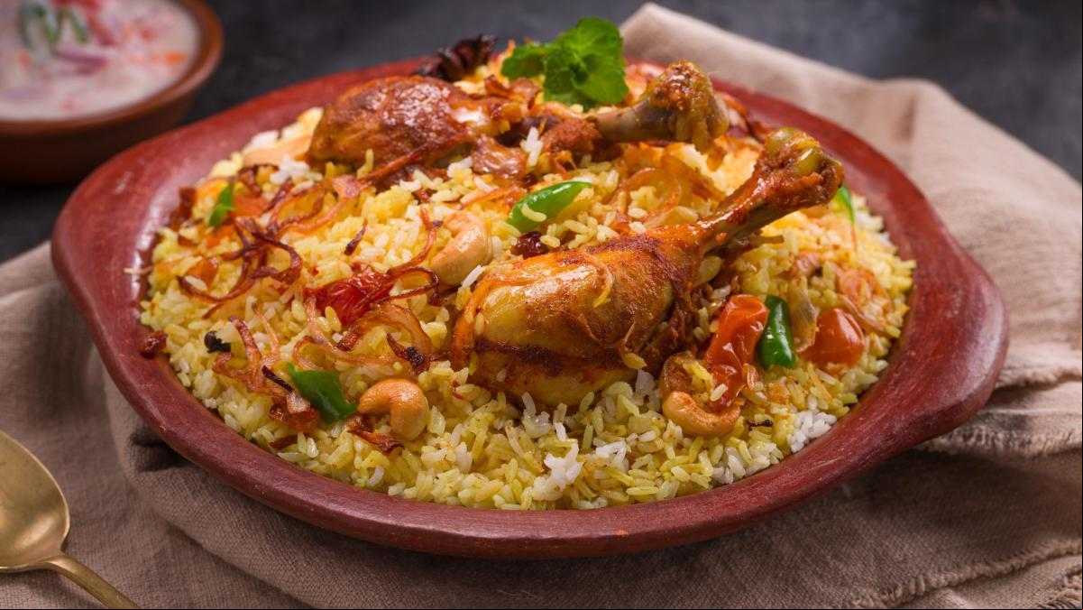 Biryani de pollo: el plato festivo que sienta a la misma mesa a indios y pakistaníes